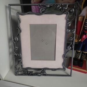 Metal - Elegant Silver Leaf Frame